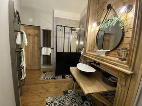 Family Room (L'Hortensia) | Bathroom sink