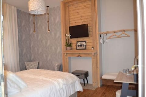 Single Room (L'Orchidée) | Individually decorated, individually furnished, desk, laptop workspace