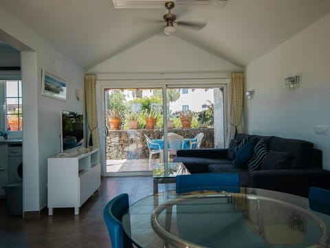 Lounge & back terrace