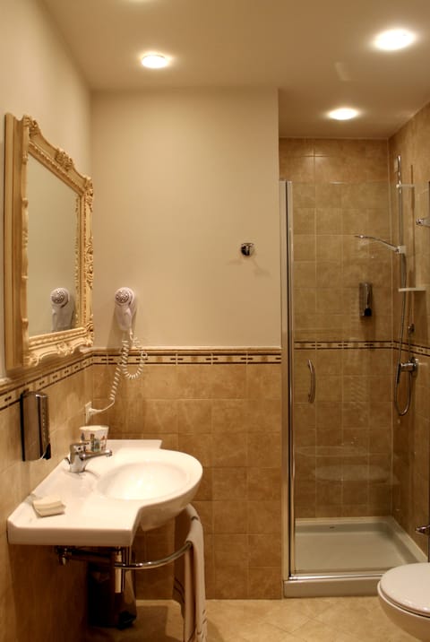 Junior Room | Bathroom | Shower, hair dryer, bidet, towels
