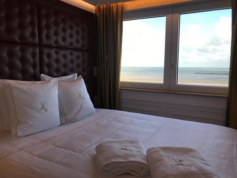 Premium bedding, pillowtop beds, in-room safe, desk