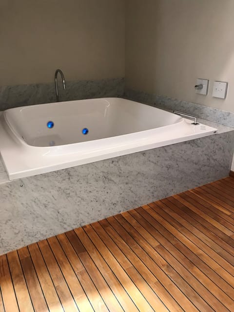 Suite, Jetted Tub | Jetted tub