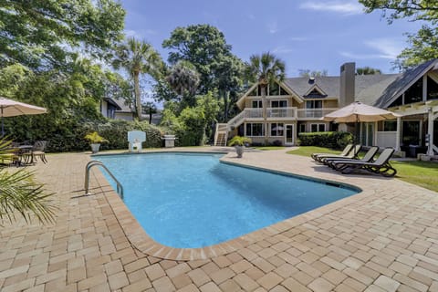 51 Haul Away | Massive Pool Deck with lounge chairs & umbrellas - 51 Haul Away | Massive Pool Deck with lounge chairs & umbrellas
