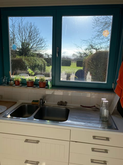 Zicht op tuin vanuit keuken