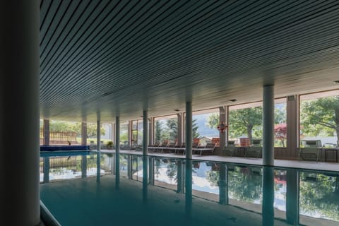Indoor pool, sun loungers