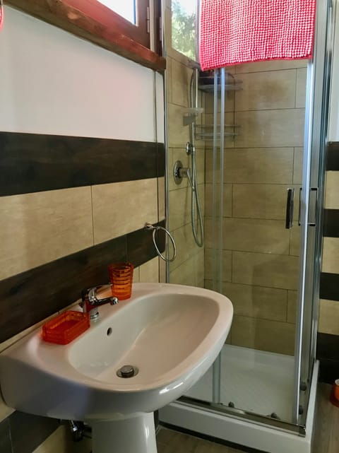 Economy Chalet, 1 Bedroom | Bathroom | Shower, rainfall showerhead, hair dryer, bidet