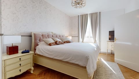 Premium bedding, down comforters, in-room safe, individually decorated