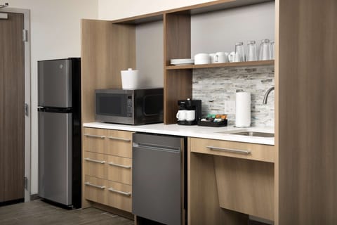 Full-size fridge, microwave, dishwasher, coffee/tea maker