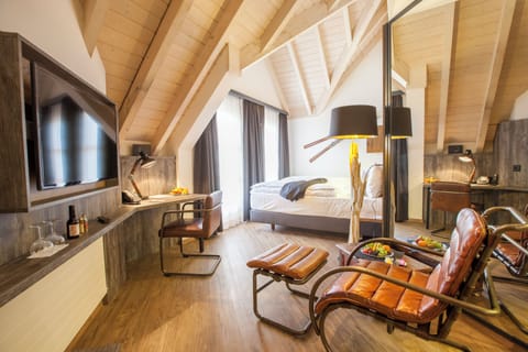 Junior Room, 1 Bedroom | Premium bedding, down comforters, pillowtop beds, minibar