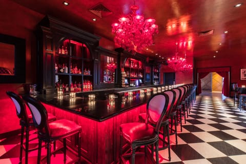Serves lunch, dinner, and happy hour