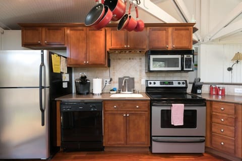 SS appliances !  Ceramic tile & corian !