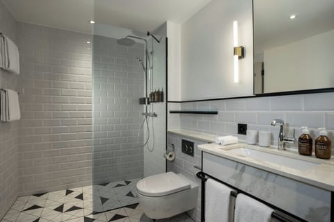 Superior Room, 1 King Bed, Balcony | Bathroom | Designer toiletries, hair dryer, bathrobes, slippers