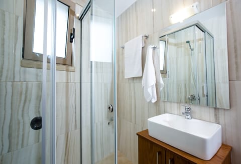 Family Duplex, 2 Bedrooms | Bathroom | Shower, free toiletries, hair dryer, towels