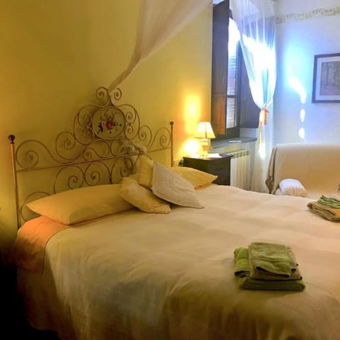 Quadruple Room (Gialla) | Desk, cribs/infant beds, WiFi