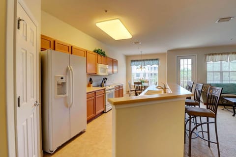 The kitchen and living area are divided by an eating bar, where 4 guests can enjoy a casual meal.