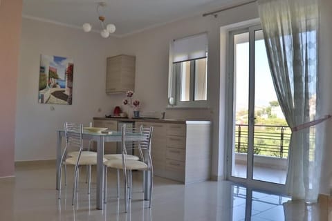 Deluxe Apartment (Aria 4) | Private kitchenette | Fridge, oven, stovetop, coffee/tea maker