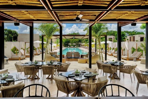 2 bars/lounges, swim-up bar, poolside bar