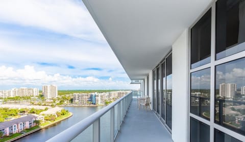 Family 3 bedroom Hyde Beach House Miami 22th floor (7806)