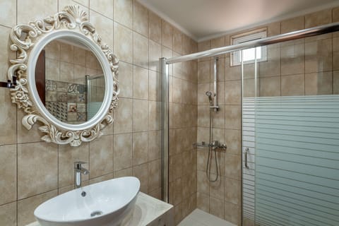 Standard Studio, Balcony | Hypo-allergenic bedding, in-room safe, laptop workspace, blackout drapes