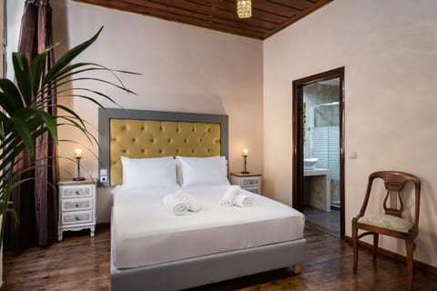 Hypo-allergenic bedding, in-room safe, laptop workspace, blackout drapes