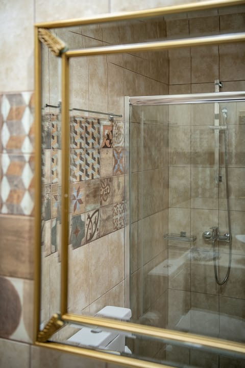 Family Suite, Harbor View | Bathroom | Combined shower/tub, free toiletries, hair dryer, slippers