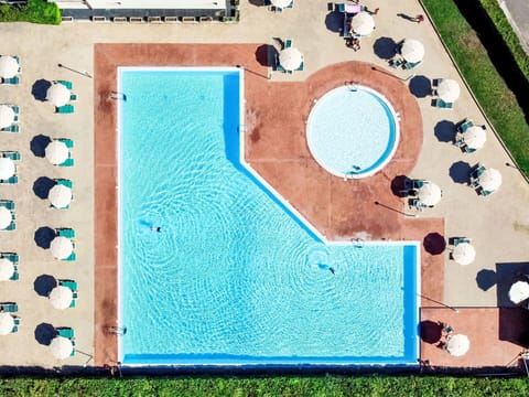 Swimming Pool, Resort, Outdoor Furniture, Leisure, Thermae, Hotel, Leisure Centre, Resort Town, Eco Hotel, Chair