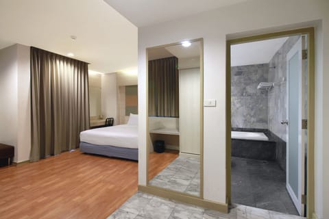 Deluxe Room, 1 Double Bed | Bathroom | Towels