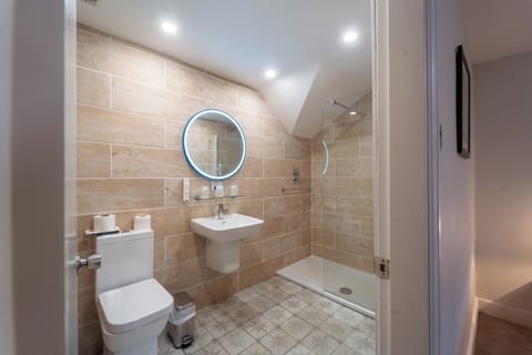 Combined shower/tub, hair dryer, towels