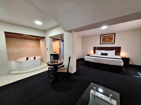 Hypo-allergenic bedding available, in-room safe, desk, WiFi (free)