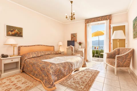 Double Room, Lake View | Minibar, in-room safe, individually decorated, individually furnished