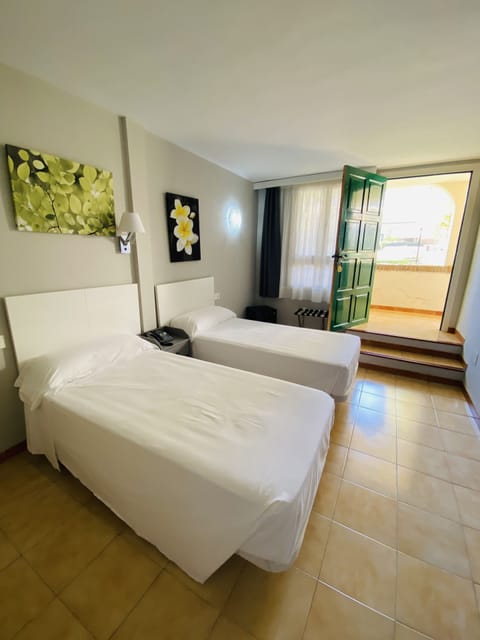 Economy Room, 2 Twin Beds | Minibar, free WiFi, bed sheets