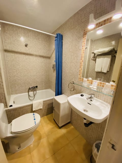 Economy Room, 2 Twin Beds | Bathroom | Hair dryer, towels