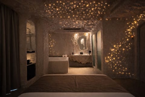 Jugnu Room with Grand Jacuzzi | 1 bedroom, Egyptian cotton sheets, premium bedding, pillowtop beds