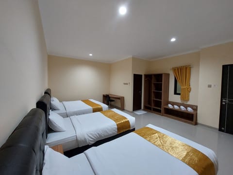 Family Room | Desk, WiFi (free)