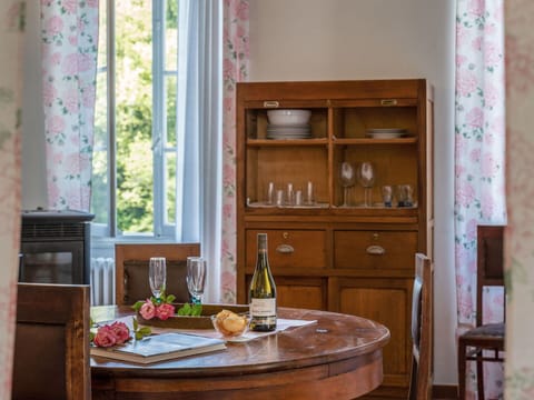 Brown, Cabinetry, Furniture, Property, Bottle, Wood, Drawer, Interior Design, Window, Floor