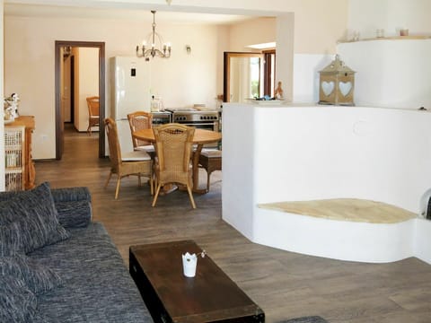 Table, Property, Furniture, Picture Frame, Wood, Building, Lighting, Comfort, Interior Design, Chair