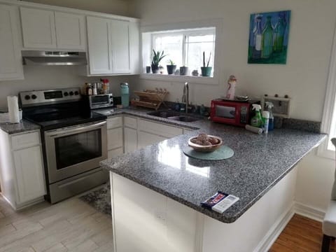 No stocked bar,I'm sorry she won't let me.But you can bring your own flavor🍺🍸