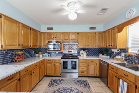Fully stocked kitchen- check the reviews! 