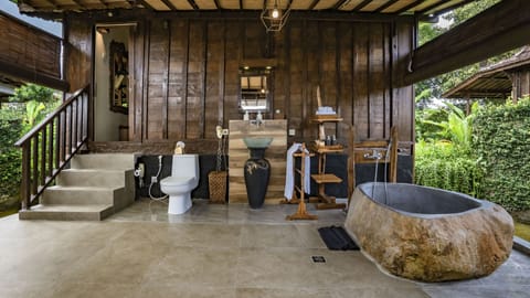 Villa (Bale) | Bathroom | Shower, rainfall showerhead, free toiletries, hair dryer