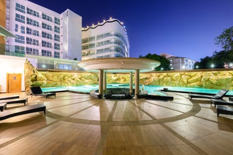 Outdoor pool, sun loungers