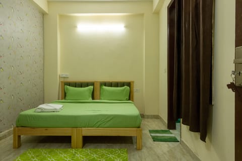 Deluxe Studio, 1 King Bed, Smoking, Kitchenette | Blackout drapes, iron/ironing board, rollaway beds, free WiFi