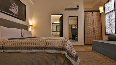 Deluxe Room | Minibar, individually decorated, individually furnished, desk