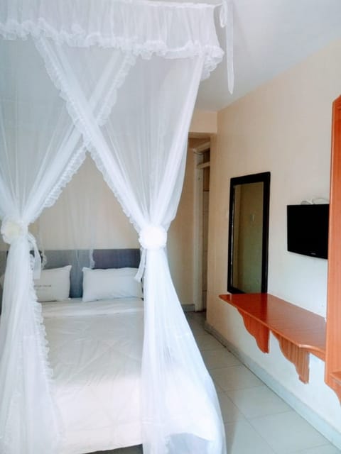 Deluxe Room | Desk, blackout drapes, free WiFi, bed sheets