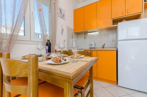 Private kitchen | Fridge, microwave, stovetop, dishwasher