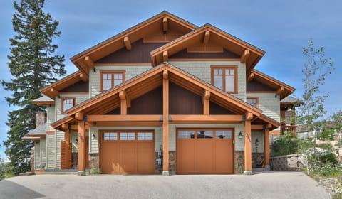Welcome to 380 RockRidge Place on Big White Mountain!
