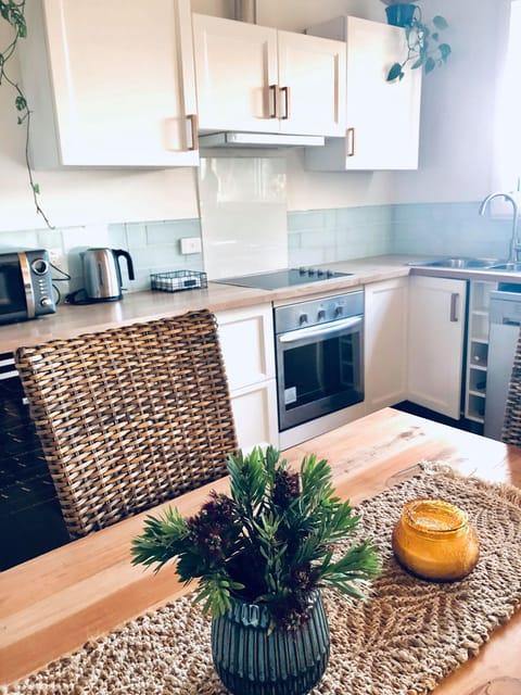 House, 1 Bedroom | Private kitchen | Full-size fridge, microwave, oven, stovetop