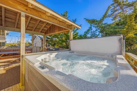 Surf or Sound Realty - 922 - Soulshine - Hot Tub -2
