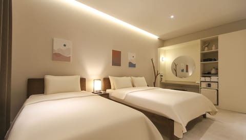 Twin | Premium bedding, down comforters, in-room safe, blackout drapes