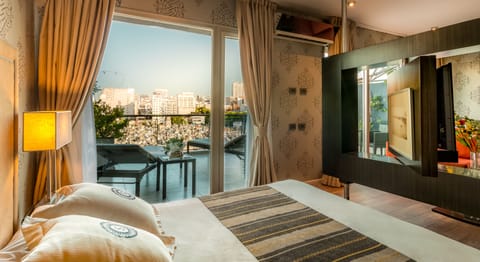 Penthouse, City View | Hypo-allergenic bedding, down comforters, pillowtop beds, in-room safe