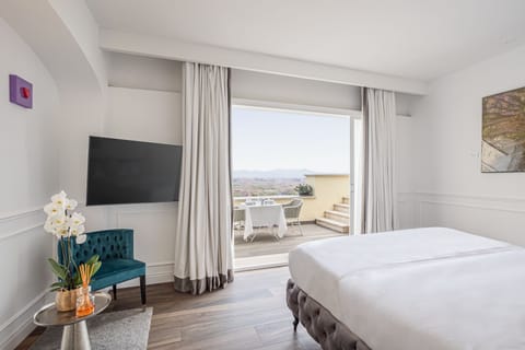 Frette Italian sheets, premium bedding, down comforters, pillowtop beds